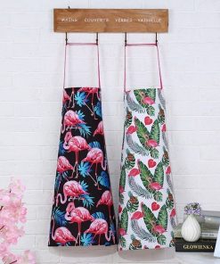 tablier-flamant-rose-motif-a-repetition-avec-feuilles