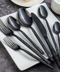 menagere-moderne-de-couleur-noire