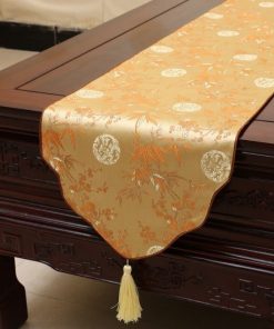 chemin-de-table-chinois-avec-branches-et-feuilles