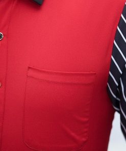 zoom-sur-le-tablier-serveur-de-couleur-rouge